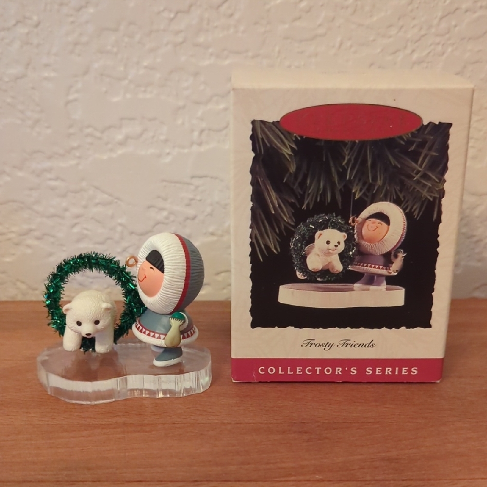 Hallmark Frosty Friends Figurine with Green Wreath 1994